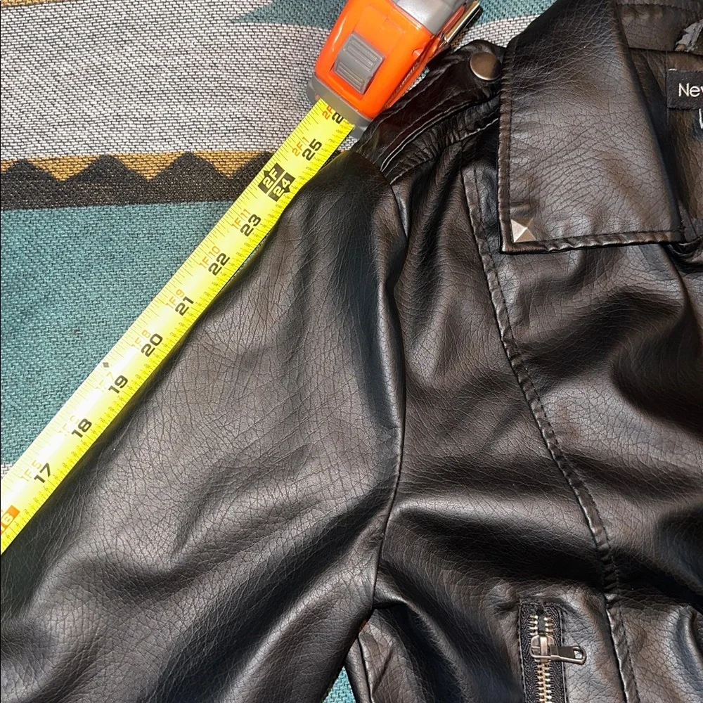 New Look Faux Leather Women's Cropped Black Zipper Accented Jacket - Picture 6 of 10